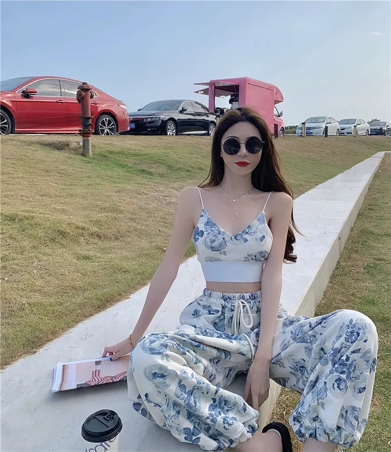 Two-Piece-Set: Joggers With Floral Print   Matching Crop Top