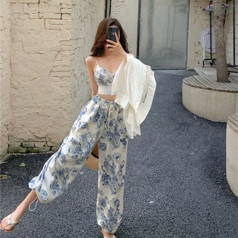 Two-Piece-Set: Joggers With Floral Print   Matching Crop Top