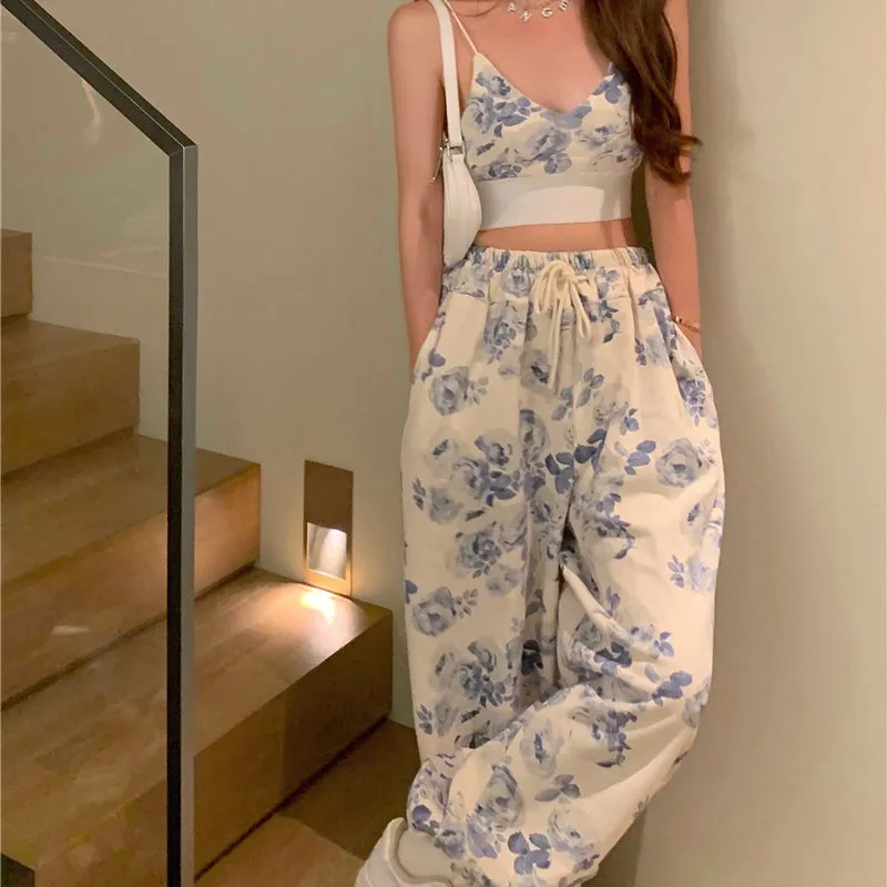 Two-Piece-Set: Joggers With Floral Print   Matching Crop Top